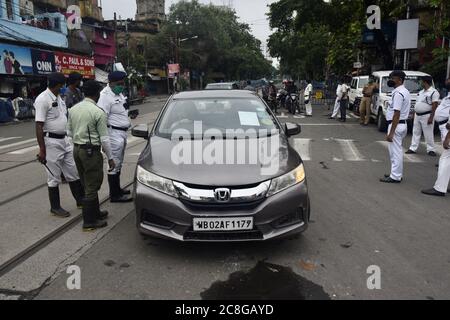 Kolkata, India. 23 luglio 2020. (7/23/2020) il personale di polizia di Kolkata controlla e ferma i pendolari in macchina durante la completa chiusura bisettimanale dello stato assunto dal governo del Bengala Occidentale per Coronavirus Pandemic. (Foto di Satyajit Shaw/Pacific Press/Sipa USA) Credit: Sipa USA/Alamy Live News Foto Stock