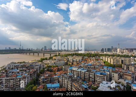 Vista aerea della citta' di Wuhan. Skyline panoramico ed edifici accanto al fiume yangtze. Foto Stock