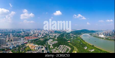 Vista aerea della città di Nanning provincia Guangxi, cina. Skyline panoramico e gli edifici accanto al fiume Yongjiang. Foto Stock