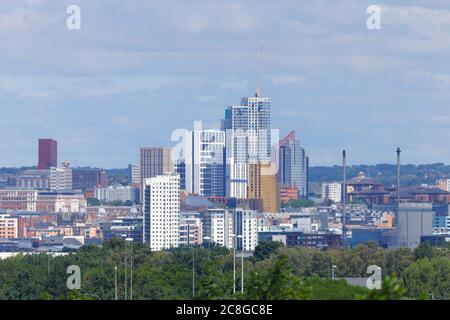 Skyline di Leeds con gli edifici di alloggi per studenti Arena Village Campus che dominano lo skyline. Foto Stock