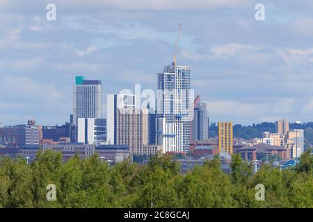 Skyline di Leeds con gli edifici di alloggi per studenti Arena Village Campus che dominano lo skyline. Foto Stock