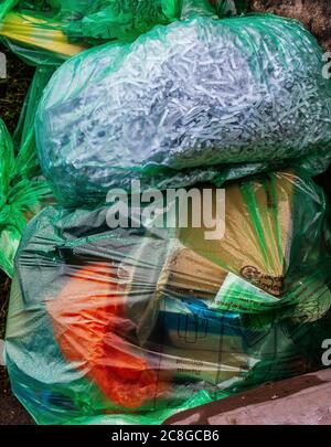 Carte riservate triturate in un sacchetto di plastica, Cardiff, Galles, Regno Unito Foto Stock