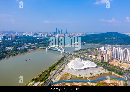 Vista aerea della città di Nanning provincia Guangxi, cina. Skyline panoramico e gli edifici accanto al fiume Yongjiang. Foto Stock