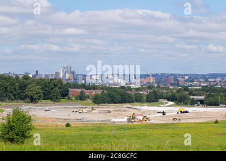 Stourton Park & Ride in costruzione con lo skyline di Leeds sullo sfondo Foto Stock