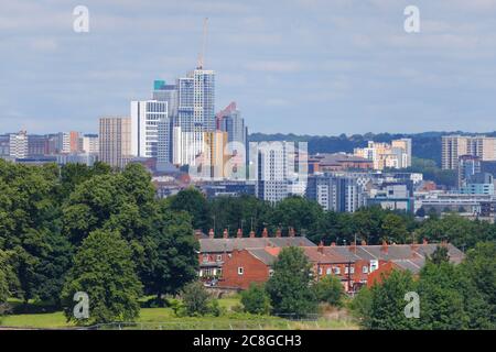 Skyline di Leeds con gli edifici di alloggi per studenti Arena Village Campus che dominano lo skyline. Foto Stock