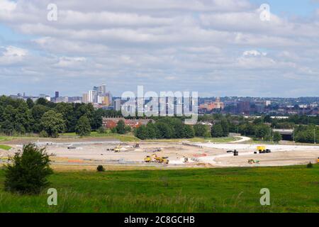 Stourton Park & Ride in costruzione con lo skyline di Leeds sullo sfondo Foto Stock