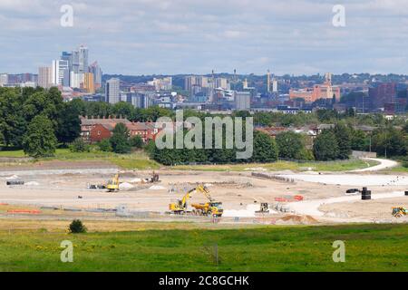 Stourton Park & Ride in costruzione con lo skyline di Leeds sullo sfondo Foto Stock