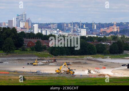 Stourton Park & Ride in costruzione con lo skyline di Leeds sullo sfondo Foto Stock