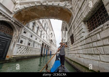 VENEZIA, ITALIA - LUGLIO 22: Per diventare gondoliere dovete lavorare per 4 anni nella gondola di famiglia Foto Stock