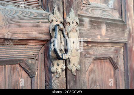 Sportello arrugginito respingente su una vecchia porta di legno Foto Stock