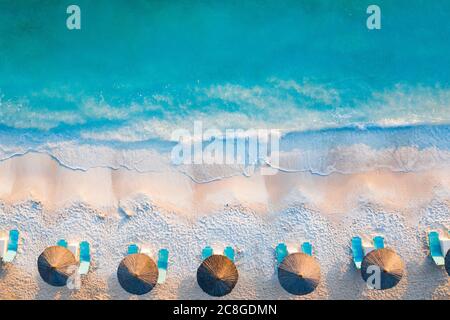 Vista aerea dell'oceano blu con acque turqouise cristalline dell'isola di Thassos, Grecia Foto Stock