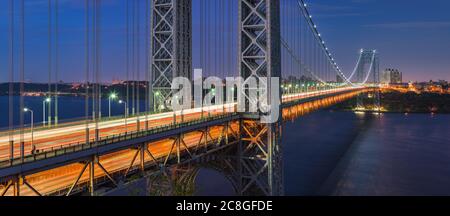 Il George Washington Bridge (ponte sospeso a lunga distanza) attraversa il fiume Hudson in serata. Upper Manhattan, New York City, Stati Uniti Foto Stock