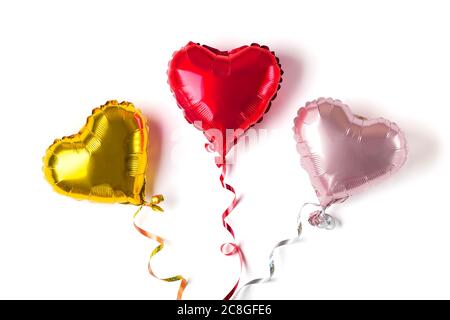 Set di tre cuore gonfiabile in oro, rosso, rosa opaco colore isolato su sfondo bianco Flat Lay Top vista scheda vacanza Happy San Valentino Foto Stock