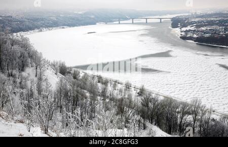 Vista sul fiume Oka coperto di neve dal parco cittadino di Nizhny Novgorod Foto Stock