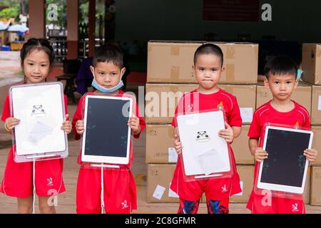 Vientiane, Laos. 23 luglio 2020. Bambini asilo posa per una foto di gruppo con smart boards a Vientiane, Laos, 23 luglio 2020. L'ambasciata cinese in Laos ha donato 500 smart board elettronici ai bambini del Laos nell'asilo affiliato dell'Università Nazionale del Laos (NUOL) nella capitale Vientiane. Credit: Kaikeo Saiyasane/Xinhua/Alamy Live News Foto Stock