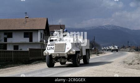 21 marzo 1994 durante la guerra in Bosnia: Un convoglio di venti APC dell'esercito sassone britannico del reggimento del duca di Wellington che arriva alla base britannica di Bila, vicino Vitez. Foto Stock