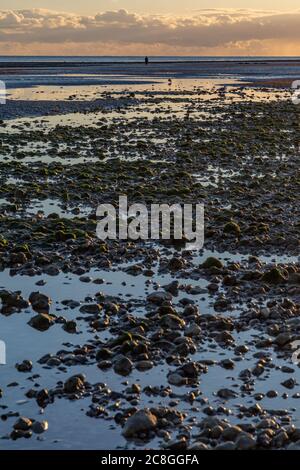 Tramonto a bassa marea, sulla spiaggia di Worthing in Sussex Foto Stock