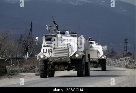 21 marzo 1994 durante la guerra in Bosnia: Un convoglio di venti APC dell'esercito sassone britannico del reggimento del duca di Wellington che arriva alla base britannica di Bila, vicino Vitez. Foto Stock