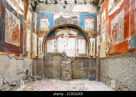 Affreschi conservati sulle pareti di edifici della città romana di Ercolano che fu in parte distrutto nell'eruzione del Vesuvio nel 79 d.C. Foto Stock