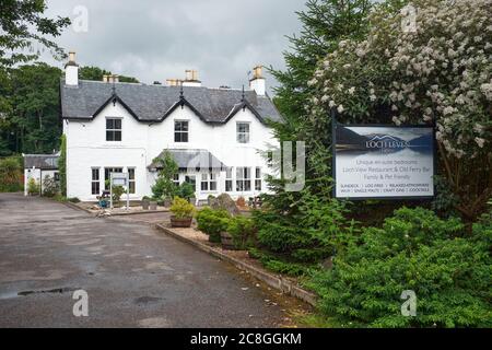 L'hotel Loch Leven è una struttura con vista frontale dipinta di bianco che ospita lo storico Ferry inn. Foto Stock