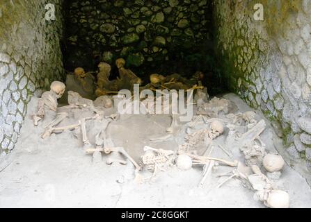 Scheletri di persone uccise dall'eruzione del Vesuvio nel 79 d.C. trovarono dove stavano riparando nella città romana di Ercolano, Baia di Napoli Foto Stock