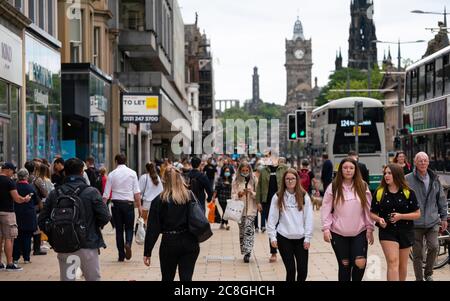 Edimburgo, Scozia, Regno Unito. 24 luglio 2020. Visualizza lungo la trafficata Princes Street con un gran numero di persone fuori shopping durante le vendite. Iain Masterton/Alamy Live News Foto Stock