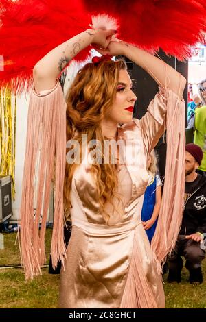 Una giovane donna in costume d'epoca alla Grande Fiera di Gatsby, Bexhill on Sea, East Sussex, UK Foto Stock