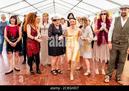 Donne vestite in costume d'epoca Danza alla Grande Fiera di Gatsby, Bexhill on Sea, East Sussex, UK Foto Stock