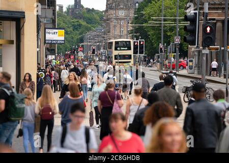 Edimburgo, Scozia, Regno Unito. 24 luglio 2020. Visualizza lungo la trafficata Princes Street con un gran numero di persone fuori shopping durante le vendite. Iain Masterton/Alamy Live News Foto Stock