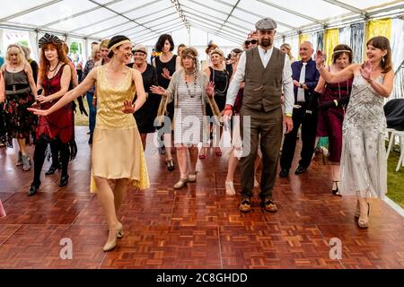 Donne vestite in costume d'epoca Danza alla Grande Fiera di Gatsby, Bexhill on Sea, East Sussex, UK Foto Stock