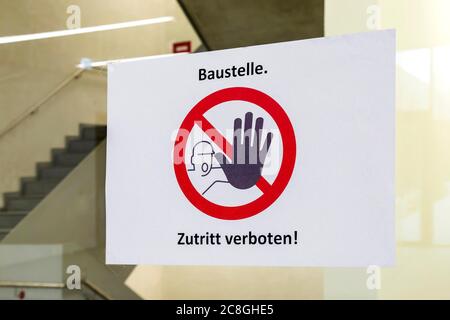 Cartello cantiere accesso vietato in una scala, Ratisbona, Baviera, Germania Foto Stock