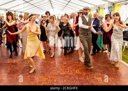 Donne vestite in costume d'epoca Danza alla Grande Fiera di Gatsby, Bexhill on Sea, East Sussex, UK Foto Stock