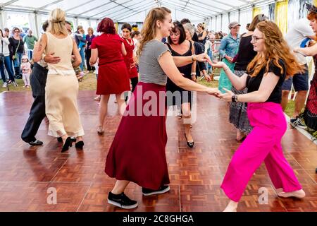 Donne che ballano alla grande fiera di Gatsby, Bexhill sul mare, Sussex orientale, Regno Unito Foto Stock