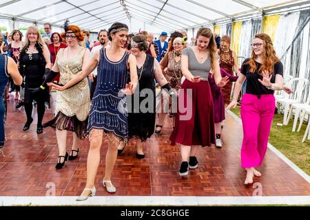 Donne che ballano alla grande fiera di Gatsby, Bexhill sul mare, Sussex orientale, Regno Unito Foto Stock