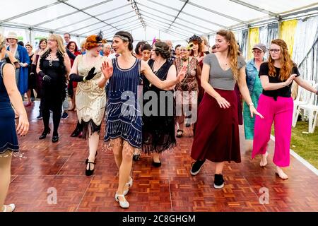 Donne che ballano alla grande fiera di Gatsby, Bexhill sul mare, Sussex orientale, Regno Unito Foto Stock