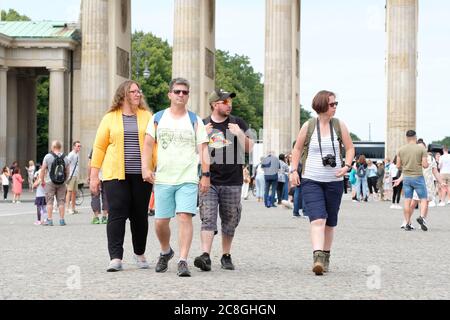 Berlino, Germania - Venerdì 24 luglio 2020 - i turisti ritornano a Berlino durante la crisi del Coronavirus - con bassi tassi di infezione al momento in Germania alcuni viaggiatori stanno godendo la possibilità di viaggiare e visitare le attrazioni a Berlino molti senza maschere - un gruppo di visitatori al Brandeburgo Gate, Berlino - Foto Steven maggio / Alamy Live News Foto Stock