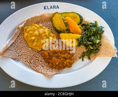 Piatto eritreo Ingerra al Klara Food Court durante le misure Corona a Basilea, Svizzera Foto Stock