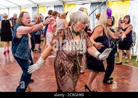 Donne vestite in costume d'epoca Danza alla Grande Fiera di Gatsby, Bexhill on Sea, East Sussex, UK Foto Stock