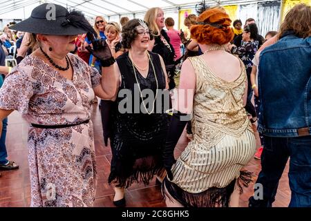 Donne vestite in costume d'epoca Danza alla Grande Fiera di Gatsby, Bexhill on Sea, East Sussex, UK Foto Stock