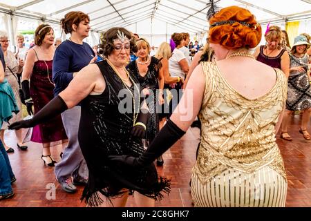 Donne vestite in costume d'epoca Danza alla Grande Fiera di Gatsby, Bexhill on Sea, East Sussex, UK Foto Stock