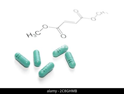 Dimetilfumarato o acido fumarico, nome commerciale Tecfidera, capsule, farmaco per il trattamento della sclerosi multipla, formula chimica strutturale Foto Stock