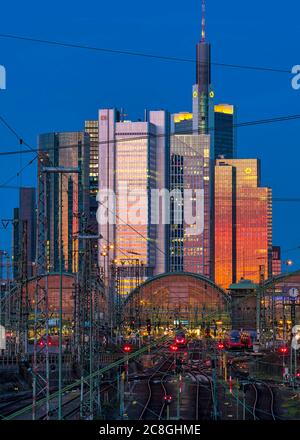 La luce del sole si riflette nei grattacieli sullo skyline di Francoforte, Gutleutviertel, Francoforte, Assia, Germania Foto Stock