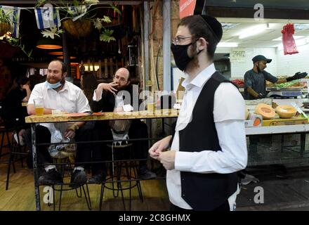 Gerusalemme, Israele. 24 luglio 2020. Gli israeliani gusteranno birre nel mercato Mahane Yehuda di Gerusalemme prima del sabato ebraico venerdì 24 luglio 2020. Il Ministero della Salute israeliano riferisce 59 morti e oltre 12,000 nuovi casi di coronavirus nella scorsa settimana. Foto di Debbie Hill/UPI Credit: UPI/Alamy Live News Foto Stock