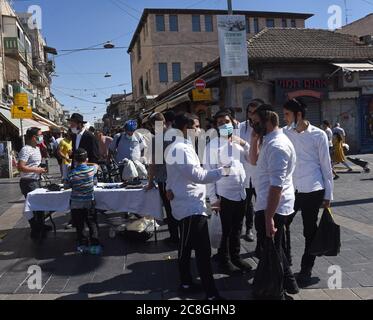 Gerusalemme, Israele. 24 luglio 2020. Gli ebrei ortodossi si riuniscono al mercato Mahane Yehuda di Gerusalemme prima del sabato ebraico venerdì 24 luglio 2020. Il Ministero della Salute israeliano riferisce 59 morti e oltre 12,000 nuovi casi di coronavirus nella scorsa settimana. Foto di Debbie Hill/UPI Credit: UPI/Alamy Live News Foto Stock