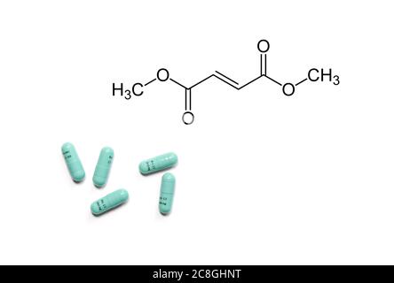 Dimetilfumarato o acido fumarico, nome commerciale Tecfidera, capsule, farmaco per il trattamento della sclerosi multipla, formula chimica strutturale Foto Stock