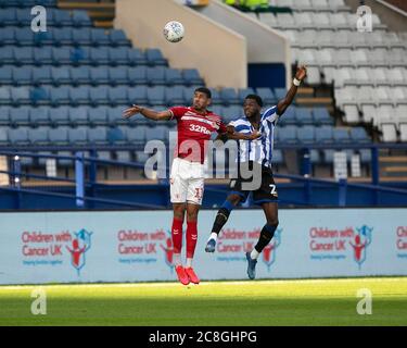 SHEFFIELD, INGHILTERRA. 22 LUGLIO - Ashley Fletcher di Middlesbrough contesta un header con Dominic Iorfa di Sheffield Mercoledì durante la partita del campionato Sky Bet tra Sheffield Mercoledì e Middlesbrough a Hillsborough, Sheffield Mercoledì 22 luglio 2020. (Credit: Marco Fletcher | MI News ) Foto Stock