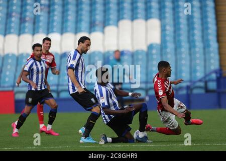 SHEFFIELD, INGHILTERRA. 22 LUGLIO - ATDHE Nuhiu e Dominic Iorfa di Sheffield Mercoledì battaglie con Ashley Fletcher di Middlesbrough durante la partita del campionato Sky Bet tra Sheffield Mercoledì e Middlesbrough a Hillsborough, Sheffield Mercoledì 22 luglio 2020. (Credit: Marco Fletcher | MI News ) Foto Stock