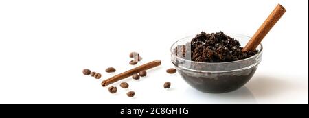 Scrub fatto in casa con caffè naturale macinato su sfondo chiaro Foto Stock