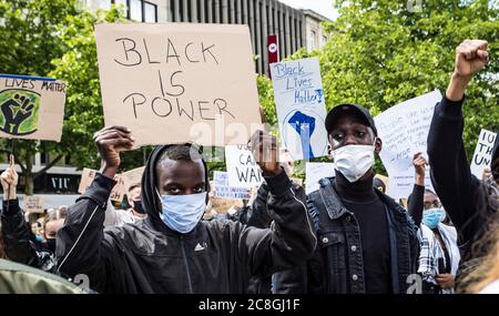 Manifestanti con pelle scura e poster con l'iscrizione Black is Power, dimostrazione Black-Lives-Matter, contro il razzismo e la violenza della polizia Foto Stock