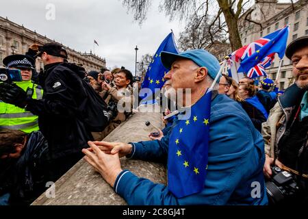 I sostenitori pro EU protestano vicino a Piazza del Parlamento il giorno in cui la Gran Bretagna dovrebbe lasciare ufficialmente l'UE, Londra, Regno Unito